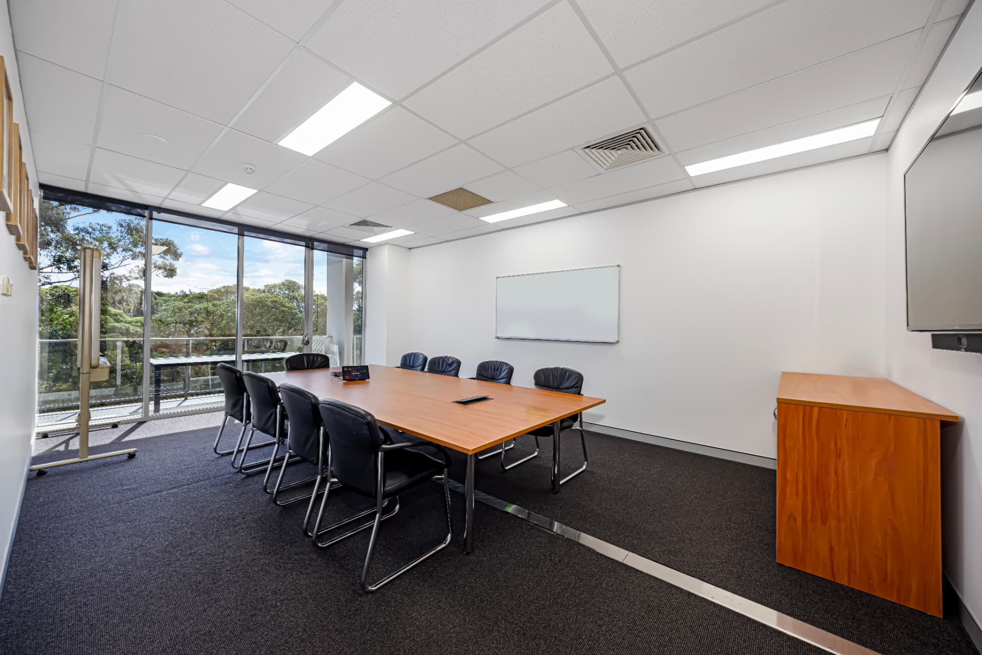 Boardroom with direct access to the terrace.